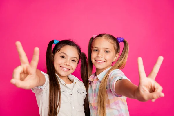 Close up foto due piccola piccola età lei le sue ragazze mani braccia palmi mostrano v-segno dire ciao mamma papà genitori indossa jeans casual jeans a scacchi camicie a quadri isolato rosa vivace sfondo vivido — Foto Stock