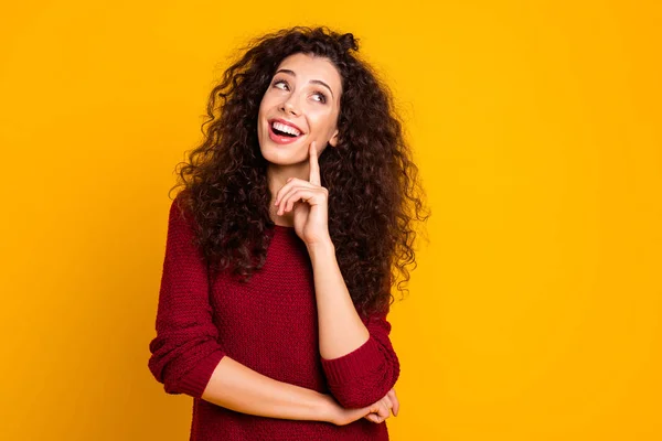 De cerca foto dulce hermosa increíble atractivo su señora alegre brazo pómulo mirada espacio vacío ocio regocijarse usando marrón jersey de punto ropa traje aislado amarillo brillante fondo — Foto de Stock