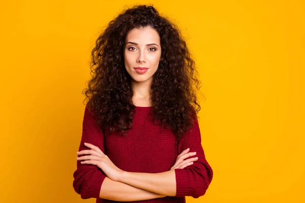 Close-up foto mooie verbazingwekkend aantrekkelijke dat haar ze lady armen gevouwen zo overtuigd dat onafhankelijke zachte tedere dragen maroon gebreide trui kleding outfit geïsoleerd gele lichte achtergrond — Stockfoto