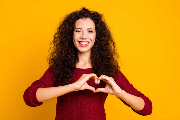 Close up foto bello stupefacente lei lei signora braccio amichevole spettacolo sano cuore figura forma indossare rosso maglia maglione abiti vestito isolato giallo luminoso sfondo — Foto Stock