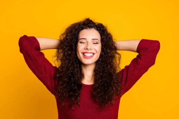 De cerca foto increíble encantador su señora siesta ojos cerrados fin de semana de vacaciones finalmente vistiendo de punto rojo suéter ropa traje aislado amarillo brillante fondo —  Fotos de Stock