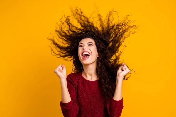 Närbild foto fantastisk charmig hennes hon lady hår flyg nävar höjt ser till tomt utrymme yell scream shout stor seger lycka bär röd stickad tröja kläder outfit isolerade gul ljus bakgrund — Stockfoto