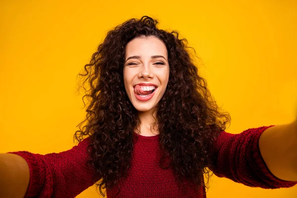 Auto-retrato dela ela bonito bonito bonito bonito muito atraente alegre positivo louco menina engraçada de cabelos ondulados senhora mostrando língua para fora isolado no brilhante vívido brilho laranja fundo — Fotografia de Stock