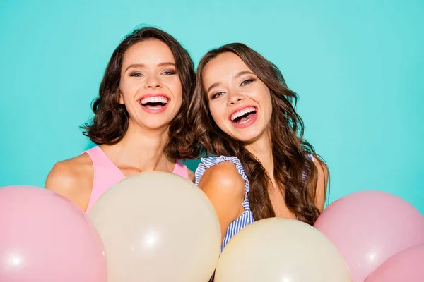 Cerca de retrato dos increíble hermosa ella sus animadoras coloridos globos manos brazos apoyando sonrisa dentada usando pantalones cortos brillantes camisetas de tanque aislado verde azulado brillante fondo vivo —  Fotos de Stock