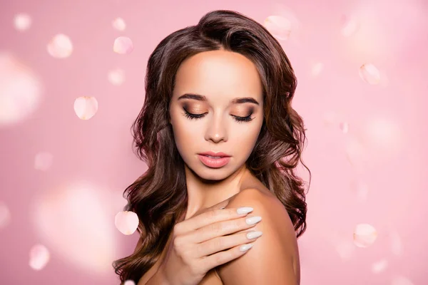 Pampering enhancement terapii leczenia jasne i czyste tłustej skóry suchej koncepcja. Wspaniały uroczy ona jej brunetka dama dotknięcie wyglądać idealny przetargu ramię płatki różowy tło wchodzących — Zdjęcie stockowe