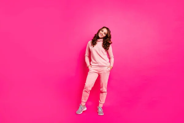 Volledige lengte lichaam grootte foto toothy stralend glimlachend verbazingwekkend ze haar lady handen armen in zakken zelfbewuste dragen moderne casual roze kostuum pak pullover outfit geïsoleerd levendige roze achtergrond — Stockfoto