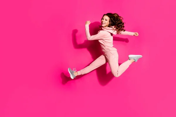 Comprimento total tamanho do corpo foto louco estilo de vida voo alta incrível ela sua senhora mãos braços ajudar a apressar compras vestindo moderno traje rosa casual terno pulôver roupa isolado vibrante rosa fundo — Fotografia de Stock