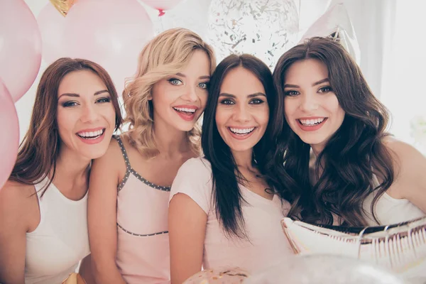 De cerca foto cuatro chill hermosa ella sus señoras de lujo blanco brillante habitación celebrar globos bastante lindo dentadura festiva radiante sonriente sueño trajes niñas día noche vacaciones antes de la ceremonia de matrimonio — Foto de Stock