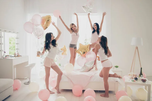 De cerca la foto hermosa ella sus señoras de lujo ropa de cama blanca sábanas habitación brillante globos baile festivo reinas dormir disfraces niñas día noche fiesta reunión reunión reunión temática — Foto de Stock