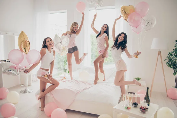 Cerrar foto hermosa ella sus fantasia chic señoras con clase muy lindo blanco ropa de cama hojas brillante decorado globos bailando sueño queens chicas día noche fiesta reunión dentro de los trajes — Foto de Stock