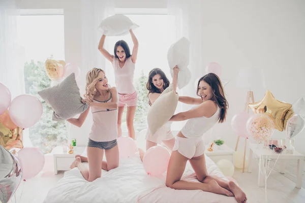 Ωραίο ελκυστική υπέροχο γλυκό λεπτό λεπτό ταιριάζει σπορ κοριτσίστικη θηλυκή χαρούμενα χαρωπή αστεία φίλες αδελφές διασκεδάζοντας μάχη διαγωνισμός αντιπαλότητα σε φως λευκό εσωτερικό διακοσμημένο σπίτι — Φωτογραφία Αρχείου