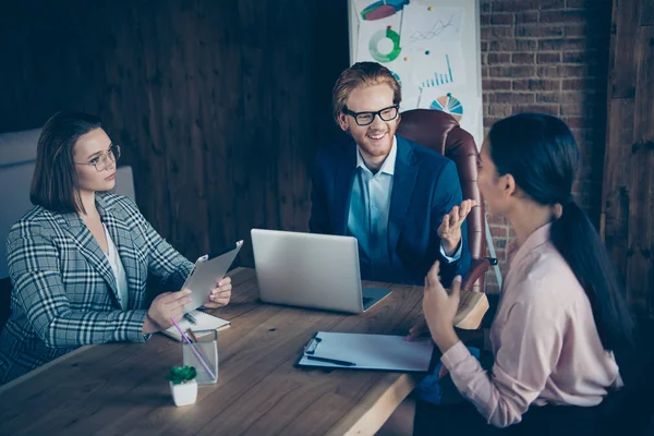 Tre elegante, trendy, muntre forretningshaier som diskuterer strategiens profittøkonomisk avtale på industriens loftshus – stockfoto