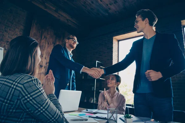 Lage hoek weergave van mooie chique elegante vrolijke bedrijf haaien deskundigen welkom nieuwe deelnemer congrats groeten afspraak hr-afdeling bij moderne industriële loft interieur werkplek station — Stockfoto