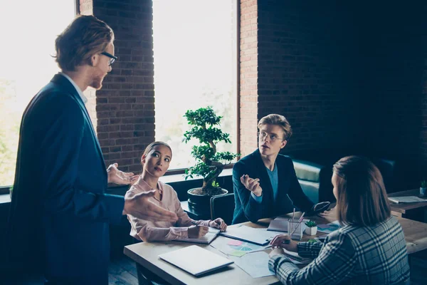 Quatre belles chic élégant concentré affaires concentrées requins experts écoutant conférencier dire la croissance de la stratégie de plan de parole à la station moderne loft industriel lieu de travail intérieur — Photo