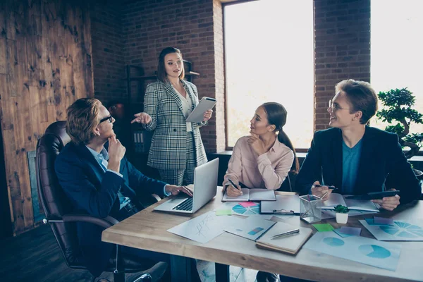 Fyra fina chic eleganta snygga trendiga attraktiva glada business hajar experter lyssnande till presentatör finansiella rapporten på moderna industriella loft interiör arbetsplats station — Stockfoto