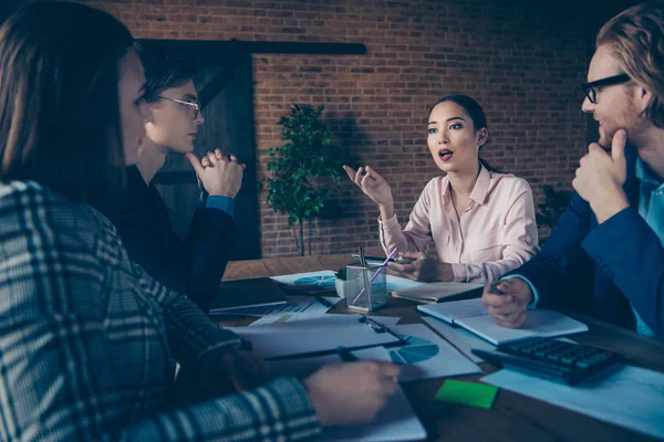 Pěkné elegantní elegantní stylové atraktivní práce chytré krasne žraloci experti specialisté chatování vyjednávání finanční růst ekonomiky prodej na moderní průmyslové loft interiérové práce místo nádraží — Stock fotografie