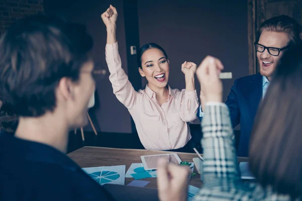 Niza elegante elegante atractivo hermoso inteligente alegre negocio tiburones expertos glamorosa señora jefe jefe ceo celebrando el crecimiento financiero en la moderna estación de trabajo interior loft industrial — Foto de Stock