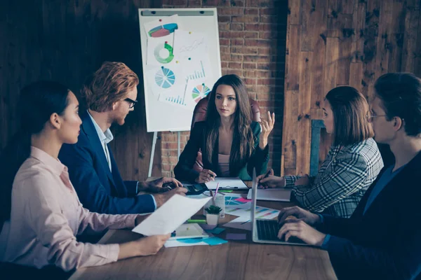 Mooie chique elegante aantrekkelijke mooie slim slim intelligente drukke zakenman haaien deskundigen luisteren naar directeur dame op moderne industriële loft interieur werkplek station — Stockfoto