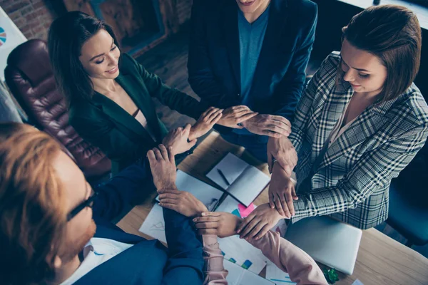 Top boven hoge hoekmening van deskundige specialist mooi chique elegante prachtige mooie vrolijke haai aanbrengend palmen ronde cirkel over desktop tabel Bureau op industriële loft interieur werkplek station — Stockfoto