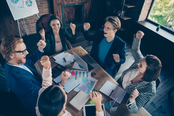 Arriba por encima de la vista de ángulo alto de agradable elegante hermosa alegre alegre alegres especialistas celebrando ventas logro mesa de escritorio gráficos de datos en el loft industrial interior lugar de trabajo estación — Foto de Stock