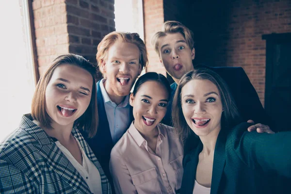 Autorretrato de simpático atractivo guapo alegre travieso positivo cómico infantil juguetón loco tonto secretario personal engañando en moderno loft industrial interior lugar de trabajo — Foto de Stock