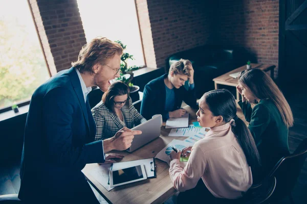 Elegante stijlvolle boos woedend agressieve baas oprichter uitvoerend top management bedrijf rij schuld Opmerking fiasco verlies taille wijzend op secretaris bij moderne industriële loft interieur werkplek station — Stockfoto