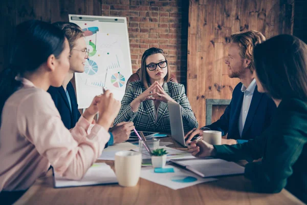 Close-up foto van zakelijke bijeenkomst mensen luisteren studeren klaar opstarten hij om hem te vertegenwoordigen zijn ze haar sit tabel denk gedachte doordachte blik alle weared in formele slijtage jassen shirts — Stockfoto