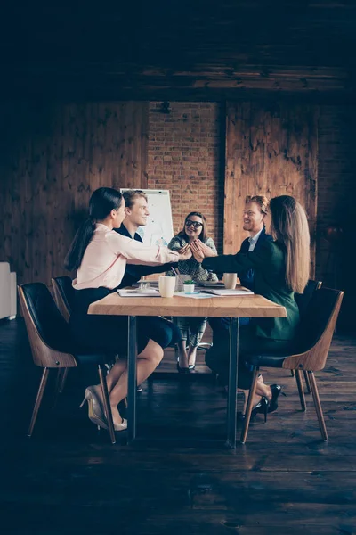 Zbliżenie ludzi biznesu zadowolony pracownik zdjęcie widok pionowy, on mu jego ona, jej partnerów siedzieć tabeli office ramiona razem zebrali team spirits budynku osiągnięcia ubrany garnitury Odzież Formalna — Zdjęcie stockowe