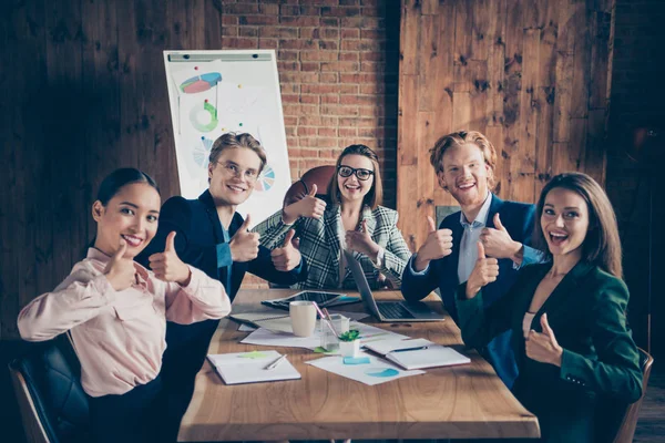 De cerca la foto ella él su todo vestido con chaquetas de desgaste formal y camisas cogidas de la mano como símbolo bien sonriente aceptar empleado equipo sentado oficina entrevista fresco buen trabajo — Foto de Stock