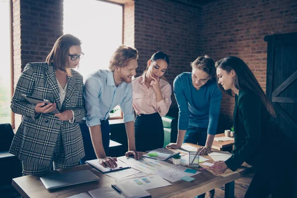 Close-up foto zakenmensen ze haar hij hem zijn stand rond tafel bladen papieren strategie ontwikkelingsinvesteringen gekleed bespreken documenten formele slijtage jasjes en shirts bril specs — Stockfoto