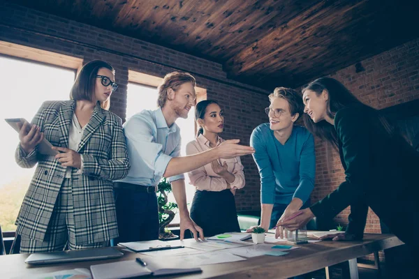 Close-up foto stand rond mensen uit het bedrijfsleven tabel ze haar hij hem zijn show documenten vellen papier leggen praten vertellen ontwikkeling strategie investeringen gekleed formalwear jassen shirts bril bril — Stockfoto