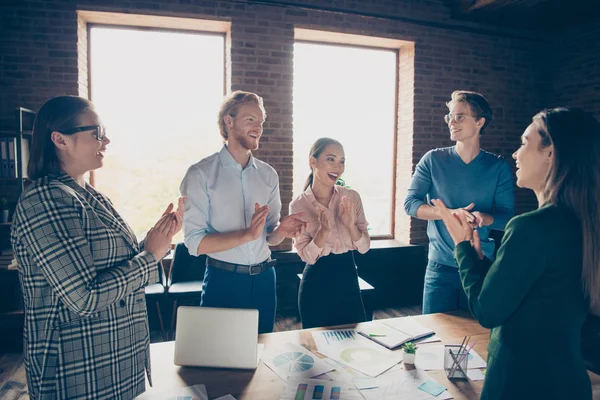 Närbild foto monter runt bordet affärsmän hon hennes han honom hans ovationer utveckling finansiera investeringar glad glad klappa händer armar klädd formalwear jackor skjortor glasögon — Stockfoto