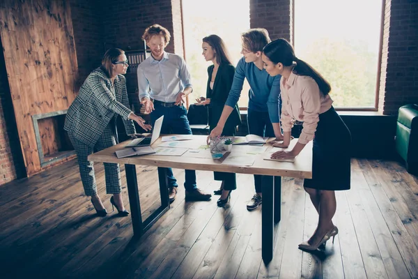 Close-up foto zakenmensen hij hem zijn haar partnerschap vertellen ze praten spreken over nieuwe project prognose baas chief reactie ontwikkelingsverslag Financiën marketing resultaat gekleed past bij formele slijtage — Stockfoto