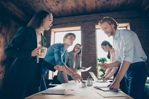 Close-up foto zakenmensen hij hem zijn ze haar tell praten spreken nieuwe project selectievakje bewakingsresultaten marketing werkgelegenheid niveau werkplaatsen meer tevreden financier kraag gekleed past bij formalwear — Stockfoto