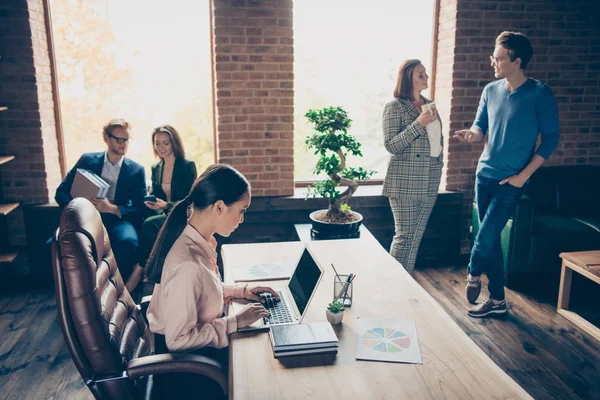 Närbild foto affärsmän han honom hans hon hennes saker i moderna office samarbete gratis minuten middag paus te kaffe pausa alla har resten utom en arbetar hårt klädd formella slitage — Stockfoto