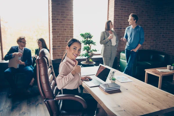 Steng alle foto-forretninger. Han ordner sakene sine på det moderne kontoret. Middagen tar en pause. Alle får hvile. Bortsett fra en som viser tegn-tegn-arbeidsekspert. – stockfoto