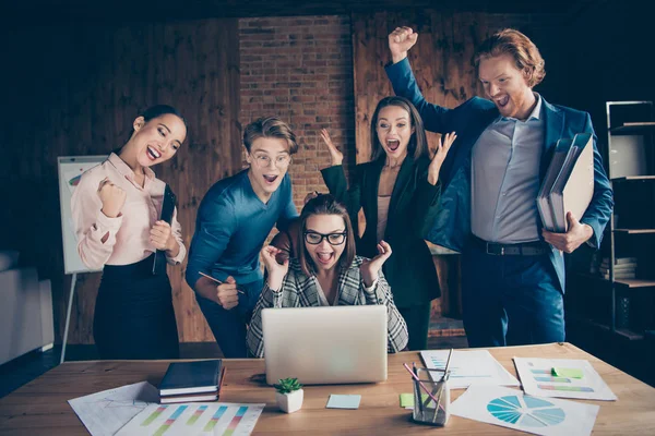 Närbild foto skrek affärsmän han honom hans hon hennes moderna office advokat advokat analytiker manager bankir boss huvudsysselsättning utställningsresultat team fortune överlycklig klädd formella slitage — Stockfoto