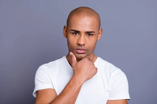 Nahaufnahme Foto erstaunlich dunkle Haut er ihm sein Mann gepflegt rasiertes Gesicht Hand Arm auf Kinn Betrachtung Overthinking tragen weiße T-Shirt Outfit Kleidung isoliert auf grauem Hintergrund — Stockfoto