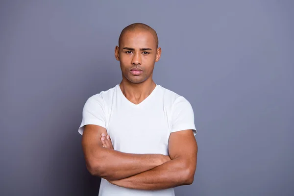 Nahaufnahme Foto starke gesunde maskuline dunkle Haut er ihm seine Macho-Glatze Arme verschränkt strengen Blick in die Kamera Overthinking tragen weißen T-Shirt Outfit Kleidung isoliert grauen Hintergrund — Stockfoto