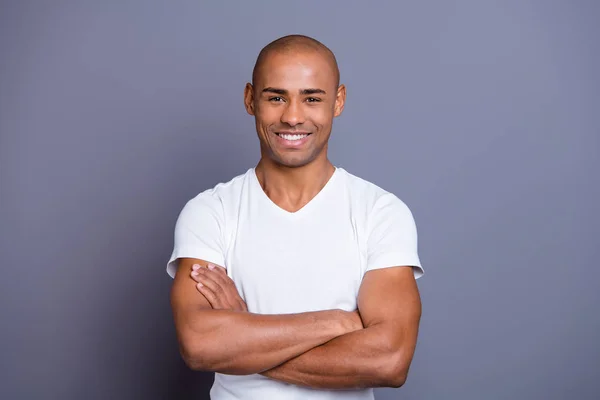 Close-up foto aantrekkelijke sterke gezonde mannelijke donkere huid hij hem zijn macho kale hoofd armen gekruist goedhartig toothy lachende dragen witte t-shirt outfit kleding geïsoleerde grijze achtergrond — Stockfoto