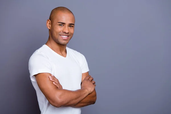 Close up foto forte saudável masculino escuro pele ele ele seu machão careca cabeça braços cruzados satisfeito após o primeiro encontro quer mais um vestindo branco t-shirt roupa isolado cinza fundo — Fotografia de Stock