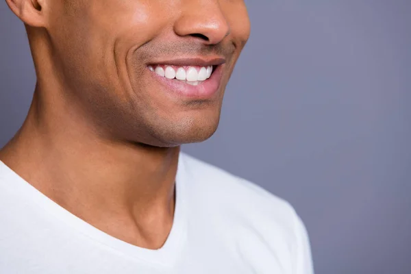 Närbild beskurna profil sida Visa porträtt av hans han fin stiliga attraktiva välpreparerade glada killen bär vit skjorta isolerade över grå violett lila pastell bakgrund — Stockfoto