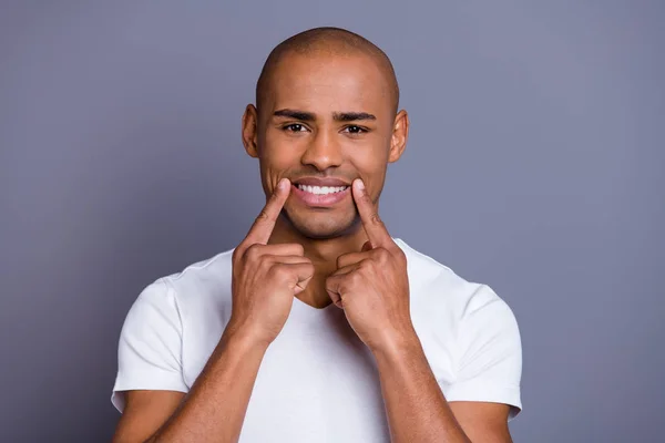 Retrato de cerca de buen guapo atractivo alegre alegre chico bien cuidado con camisa blanca que muestra dientes sanos aislados sobre gris violeta pastel púrpura fondo —  Fotos de Stock