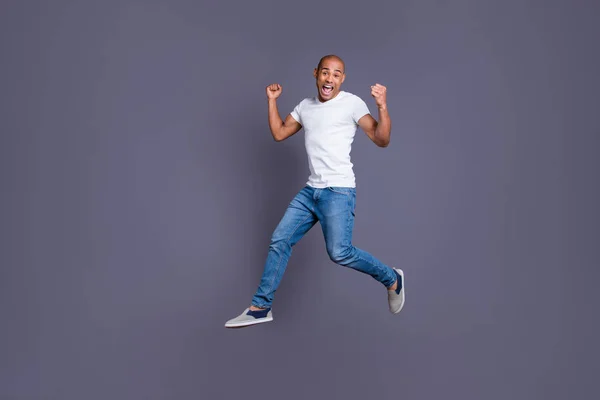 Comprimento total do corpo tamanho retrato de seu belo bonito atraente desportivo alegre otimista cara alegre em jeans camisa branca se divertindo triunfo isolado sobre fundo pastel cinza — Fotografia de Stock