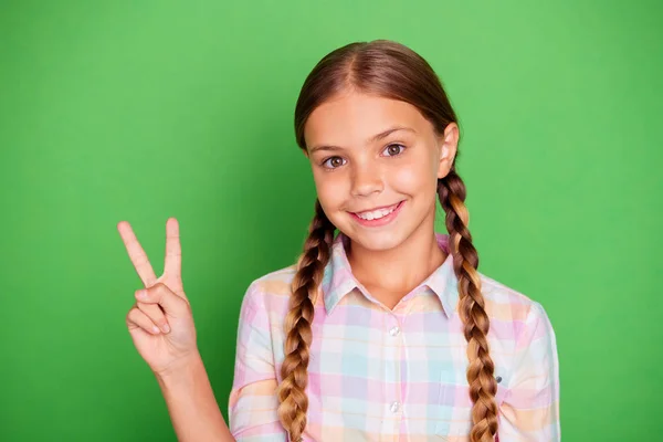 Close up photo little age she her girl hold hand arm showing v-sign says hi positive optimistisch nice wear casual kariertes kariertes Hemd isoliert grün hell lebendig lebendigen Hintergrund — Stockfoto