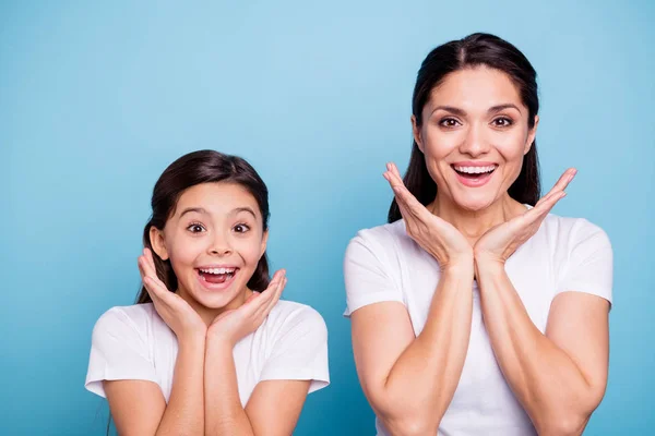 Nahaufnahme Foto ziemlich zwei Personen braunhaarige Mutter kleine Tochter schreit Augen Mund geöffnet Gesichtsausdruck erfreut Shopping Verkauf Rabatt tragen weiße T-Shirts isoliert hellblauen Hintergrund — Stockfoto