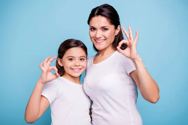 Zbliżenie zdjęcie piękne dwóch osób brązowe włosy Mama córeczkę przytulanie najlepszych przyjaciół wygląd podobny Pokaż okey symbol palcami dłonie ręce na sobie białe koszulki na białym tle jasnym tle niebieski — Zdjęcie stockowe