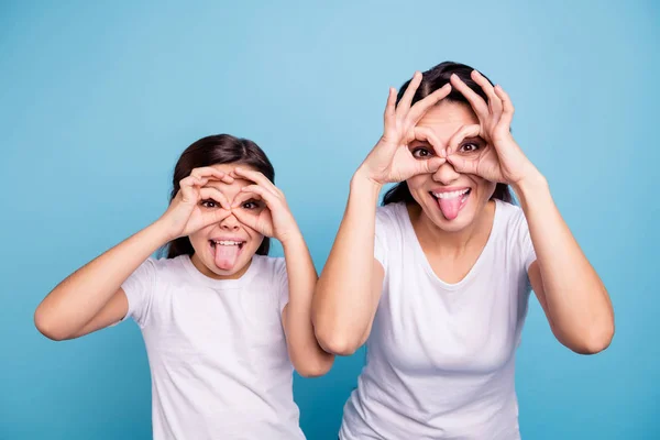 Zbliżenie zdjęcie piękne dwóch osób brązowe włosy Mama trochę córka przyjaciele patrzeć przez palec okulary specyfikacje okey symbol języka jamę ustną na sobie białe koszulki na białym tle jasnym tle niebieski — Zdjęcie stockowe