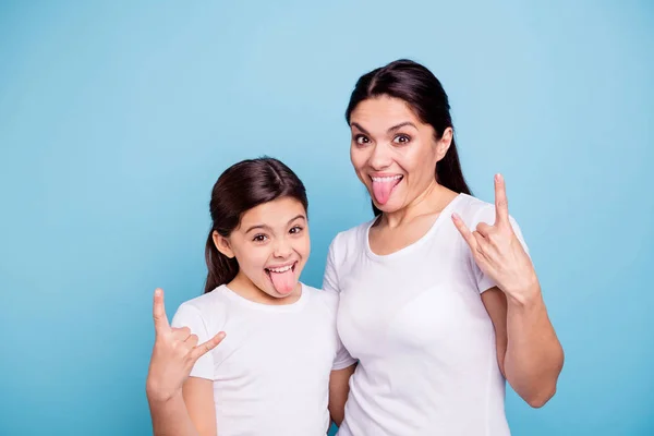 Närbild foto vackra två personer Brun haired mamma lilla dotter vänner hipsters mun öppnas tungan ut rock musik älskare förvånad slitage vita t-shirts isolerade ljusa blå bakgrund — Stockfoto