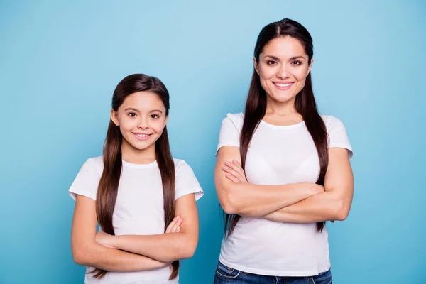 Närbild foto ganska två personer Brun haired mum små lilla dotter korsade armar självsäkert står redo Vinn vinnare familjen tävlingar bära vita t-shirts isolerade ljusa blå bakgrund — Stockfoto